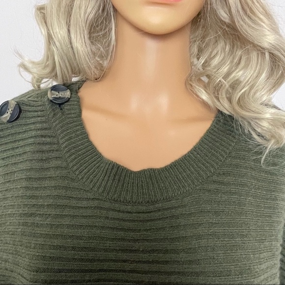 Poof Apparel NWT Green Batwing Sleeve Sweater – Size Small - Picture 2 of 12